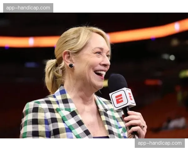 知名解说员多丽丝·伯克与ESPN续约，合同包含其个人播客节目的独家授权条款。